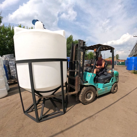 Емкость K 2000 литров с лопастной мешалкой